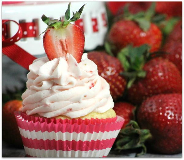 Strawberries and Cream Cupcakes