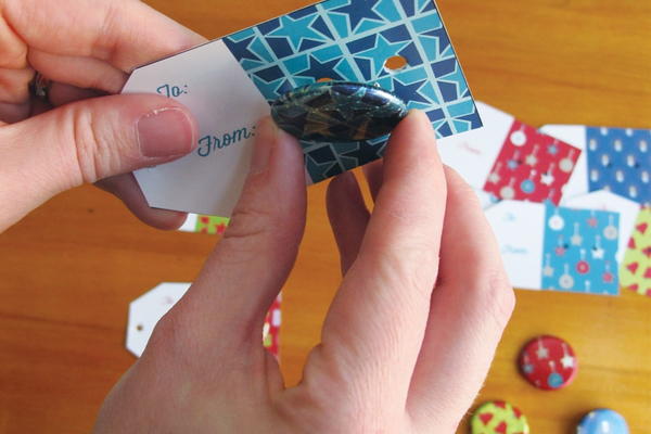 Day 15 Button-Embellished Gift Tags 25daysofholidayideas Day 15 Button-Embellished Gift Tags 25daysofholidayideas