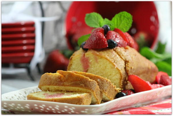 Vanilla Pound Cake with Berry Medley Vanilla Pound Cake with Berry Medley