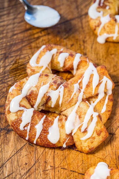 Copycat Cinnabon Soft Pretzels with Cream Cheese Glaze Copycat Cinnabon Soft Pretzels with Cream Cheese Glaze