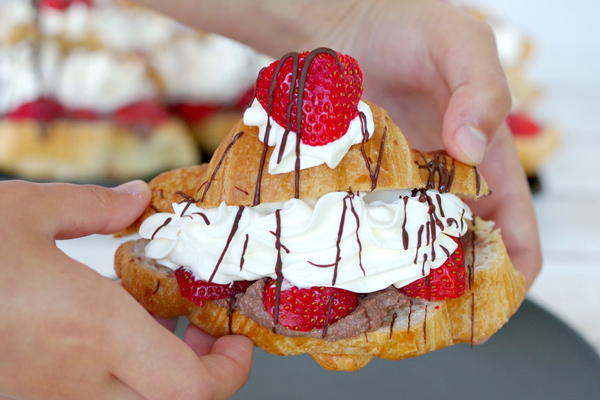 Mini Strawberry Tiramisu Eclairs Mini Strawberry Tiramisu Eclairs
