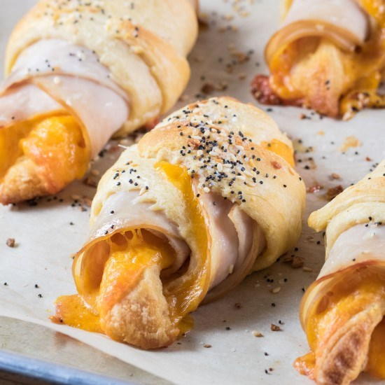 Everything Bagel Turkey Cheddar Crescent Rolls “Everything Bagel” Turkey Cheddar Crescent Rolls