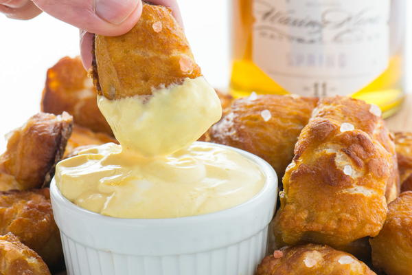 Soft Honey Pretzel Bites with Honey Mustard Sauce Soft Honey Pretzel Bites with Honey Mustard Sauce