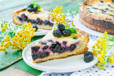 Mulberry Pie Crust with Sour Cream Filling Mulberry Pie Crust with Sour Cream Filling