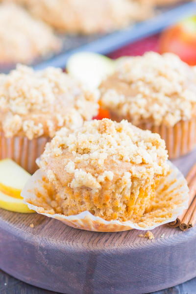 Streusel-Topped Apple Cinnamon Muffins