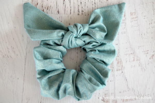 Easy DIY Scrunchies with Bows Easy DIY Scrunchies with Bows
