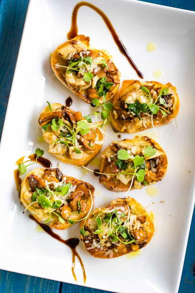 Chicken and Chanterelle Crostini Chicken and Chanterelle Crostini