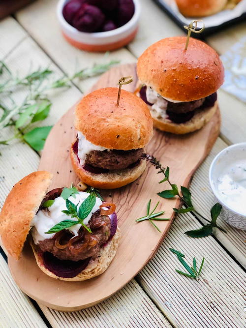Homemade Burgers with Mint and Cumin Yogurt Sauce Homemade Burgers with Mint and Cumin Yogurt Sauce