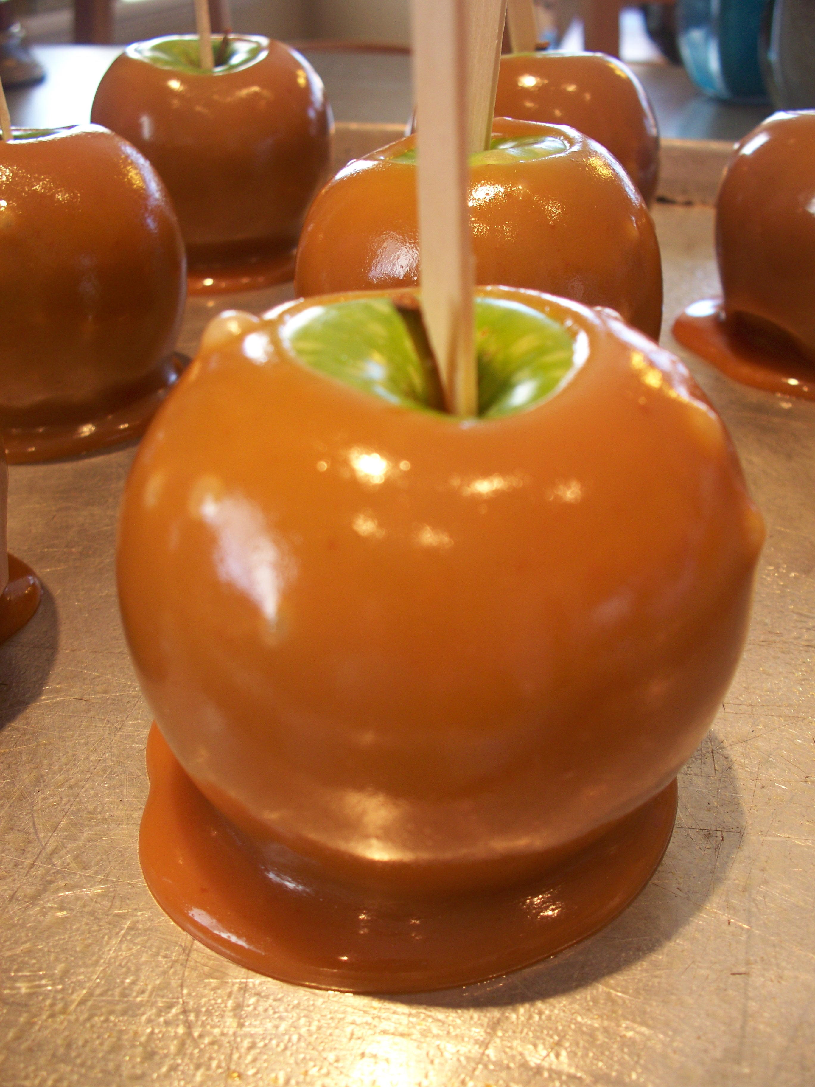 The Best Caramel Apples | RecipeLion.com