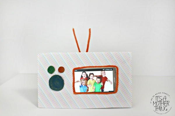 Old Fashioned TV Viewing Stand for Cell Phones Old Fashioned TV Viewing Stand for Cell Phones