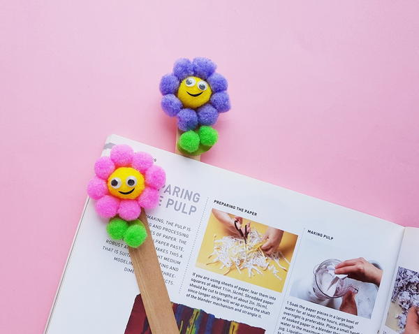 DIY Pom Pom Flower Bookmark DIY Pom Pom Flower Bookmark