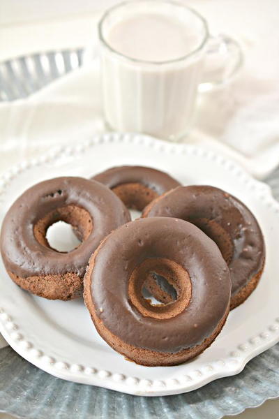 LOW CARB KETO CHOCOLATE BROWNIE DONUTS LOW CARB KETO CHOCOLATE BROWNIE DONUTS