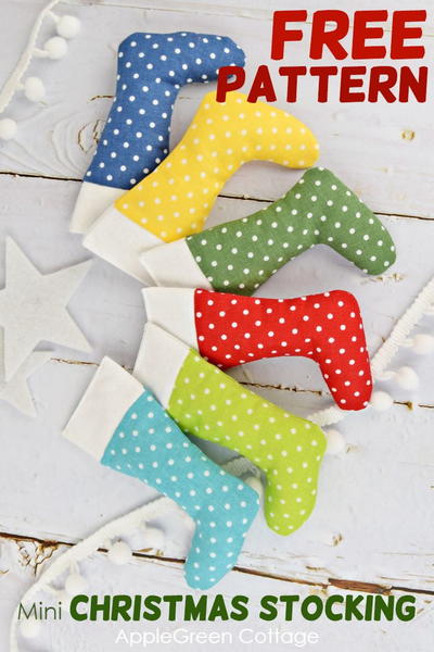 The Sweetest Mini Christmas Stocking Garland - Free Pattern In 3 Sizes The Sweetest Mini Christmas Stocking Garland - Free Pattern In 3 Sizes