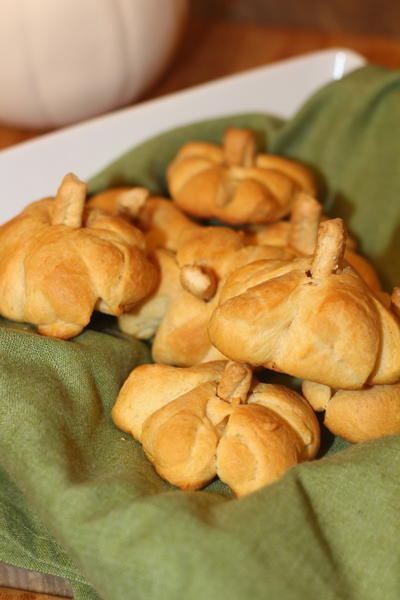 PUMPKIN SHAPED DINNER ROLLS PUMPKIN SHAPED DINNER ROLLS