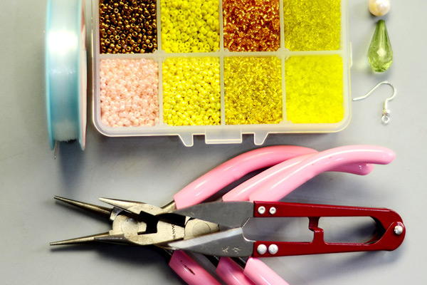 Beebeecraft Tutorials on Making Small Daisy Earrings Beebeecraft Tutorials on Making Small Daisy Earrings