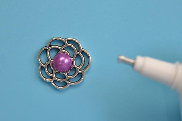 Beebeecraft DIYHow to Make Simple Bracelet with mental patches and Pearl Beads Beebeecraft DIY—How to Make Simple Bracelet with mental patches and Pearl Beads