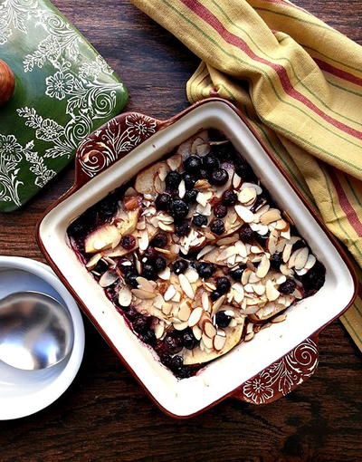 Chai Baked Oatmeal With Blueberries