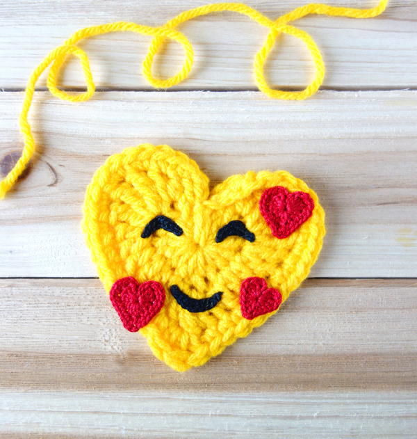 Crochet Heart Emoji – Smiling Face With Hearts