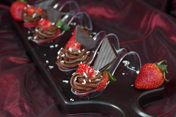 Chocolate Avocado Mousse Strawberry Mini Desserts Chocolate Avocado Mousse & Strawberry Mini Desserts