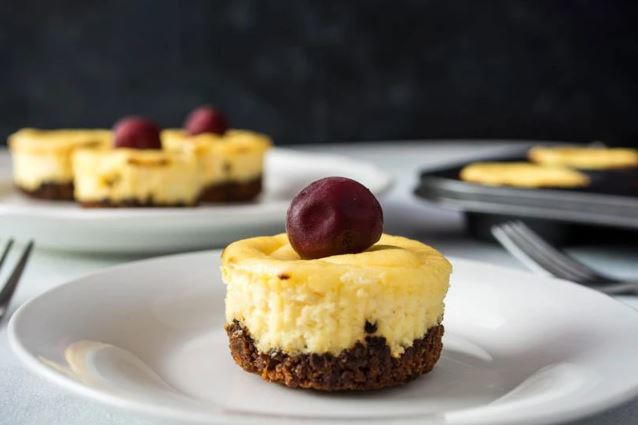 Mini Keto Cheesecakes Mini Keto Cheesecakes