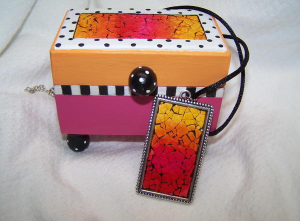 Eggshell Mosaic Pendant and Gift Box Eggshell Mosaic Pendant and Gift Box