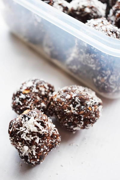 Nut-free Cacao Bliss Balls With Coconut Nut-free Cacao Bliss Balls With Coconut