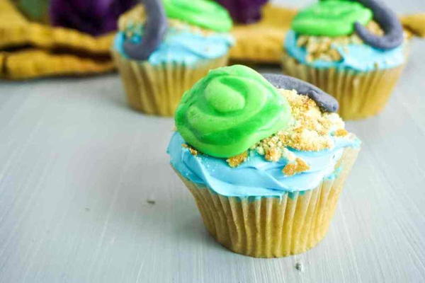 Adorable and Easy Disney Princess Moana Cupcakes Adorable (and Easy) Disney Princess Moana Cupcakes