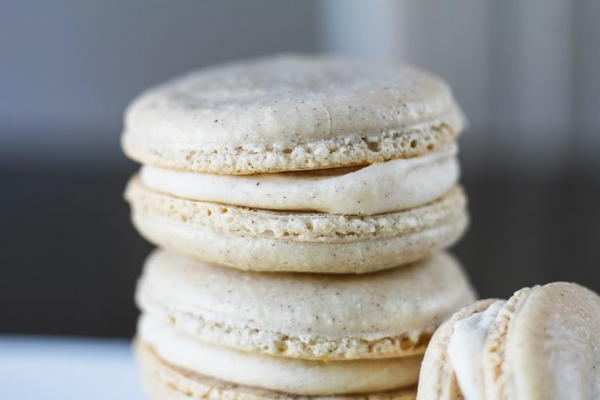 Cinnamon Roll Macarons Cinnamon Roll Macarons
