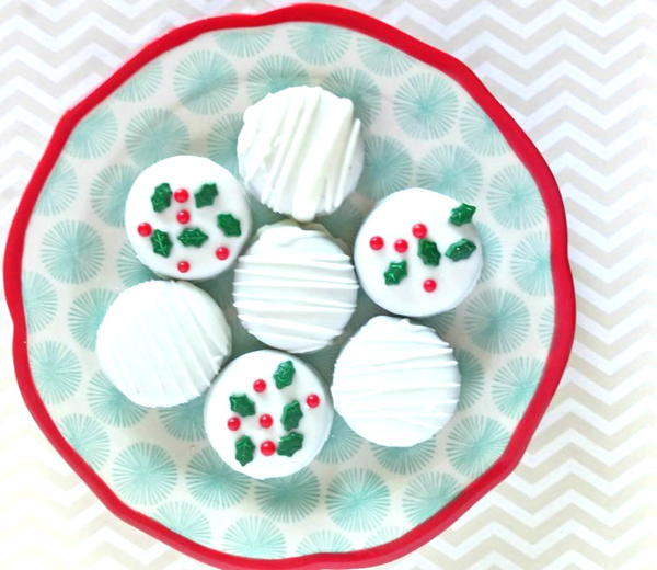 White Chocolate Covered Oreos For Christmas White Chocolate Covered Oreos For Christmas