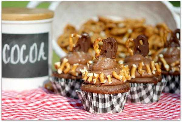 Chocolate Covered Pretzel Cupcakes Chocolate Covered Pretzel Cupcakes