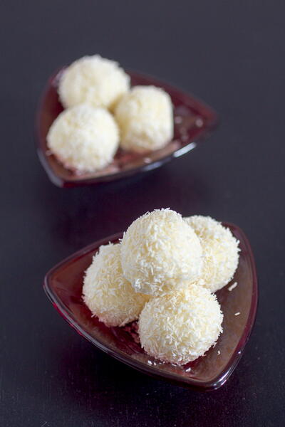 Coconut Raffaello Balls Coconut Raffaello Balls