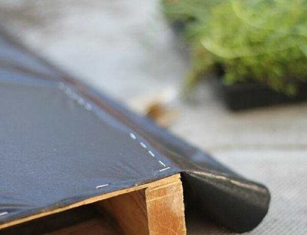 Easy Vertical Succulent Garden From A Wood Pallet Easy Vertical Succulent Garden From A Wood Pallet