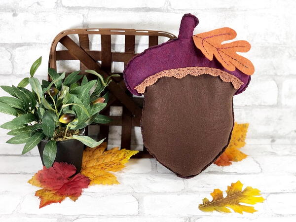 Easiest Autumn Acorn Pillow Easiest Autumn Acorn Pillow