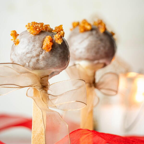 Christmas-spiced Cake Pops Christmas-spiced Cake Pops