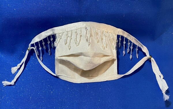 White Sparkles Holiday Face Mask DIY White Sparkles Holiday Face Mask DIY