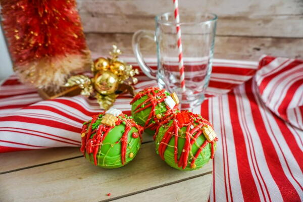 Christmas Hot Cocoa Bombs Christmas Hot Cocoa Bombs