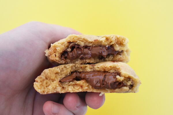 Nutella Stuffed Chocolate Chip Cookies Nutella Stuffed Chocolate Chip Cookies