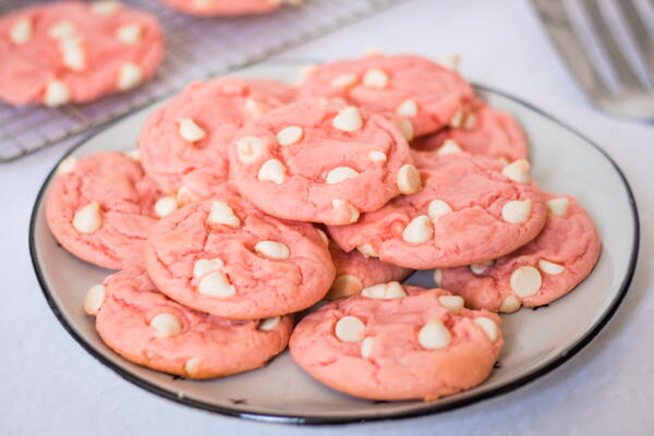 4-ingredient Strawberry Cake Mix Cookies 4-ingredient Strawberry Cake Mix Cookies