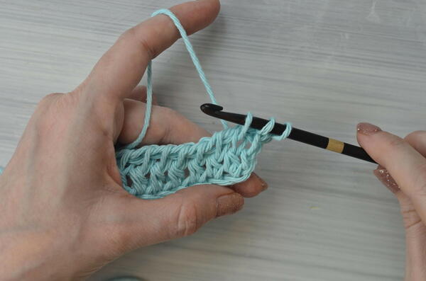 Image shows pulling up a loop for the Tunisian double crochet piece.