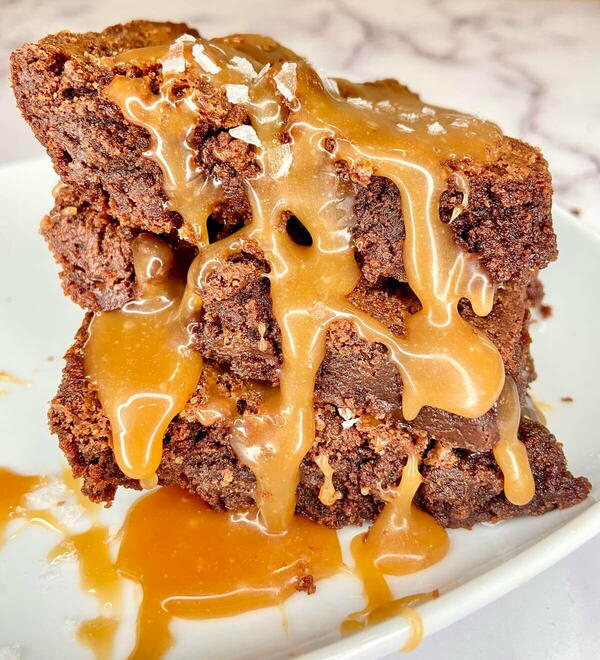 Fudgy Nutella Brownies With Salted Caramel Sauce Fudgy Nutella Brownies With Salted Caramel Sauce