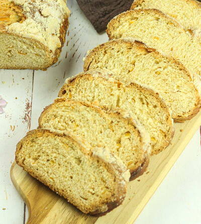 Polish Chalka Crumble Bread
