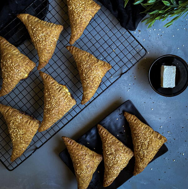 Easy And Quick Cheese Stuffed Puff Pastry boreks Easy And Quick Cheese Stuffed Puff Pastry (boreks)