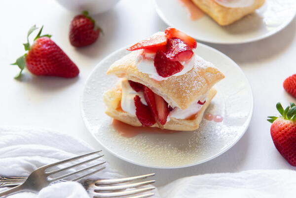 Easy Strawberry Shortcake Puffs Easy Strawberry Shortcake Puffs