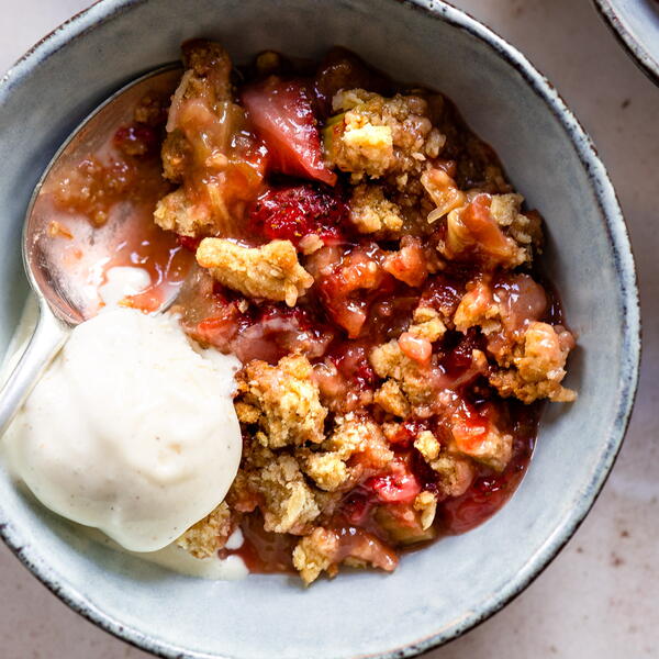 Strawberry Rhubarb Crumble crisp Strawberry Rhubarb Crumble (crisp)