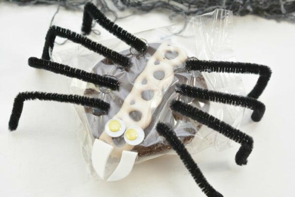 Easy Cupcake Spiders For A Fun Halloween Treat Easy Cupcake Spiders For A Fun Halloween Treat