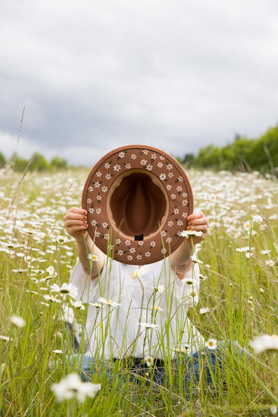 How to Paint a Fabric Hat with Daisies How to Paint a Fabric Hat with Daisies