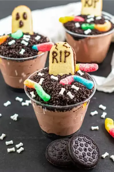 Spooky Graveyard Dirt Cups perfect For Halloween Spooky Graveyard Dirt Cups (perfect For Halloween!)