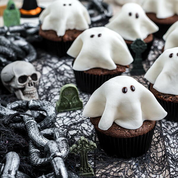 Halloween Ghost Cupcakes Halloween Ghost Cupcakes