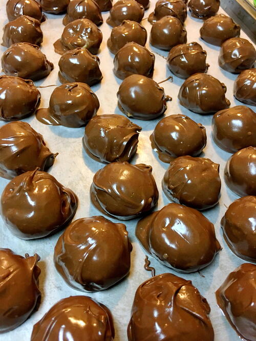 Easy No-bake Peanut Butter Balls buckeyes Easy No-bake Peanut Butter Balls (buckeyes)
