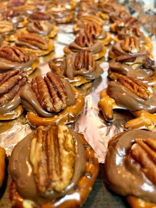 Chocolate Pecan Turtle Clusters Chocolate Pecan Turtle Clusters